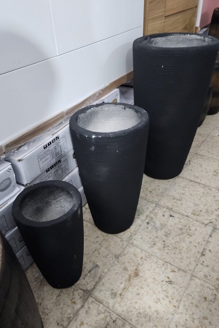 قوّارة طويلة بلون أسود مطفي بخطوط طولية ناعمة