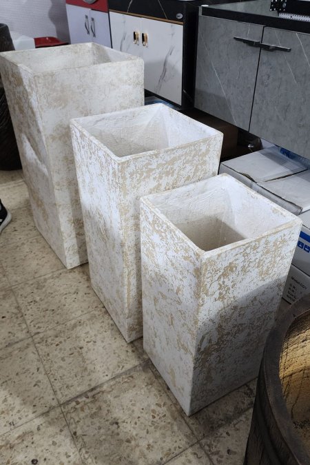 طقم قوّارات مربّعة الشكل باللون البيج المائل للأبيض