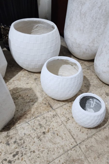 طقم قوّارات دائرية بنقشة مربعات بارزة باللون الأبيض 🤍