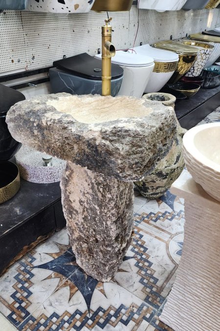 مغسلة "الصخرة الطبيعية" القائمة - قطعة فنية من قلب الطبيعة