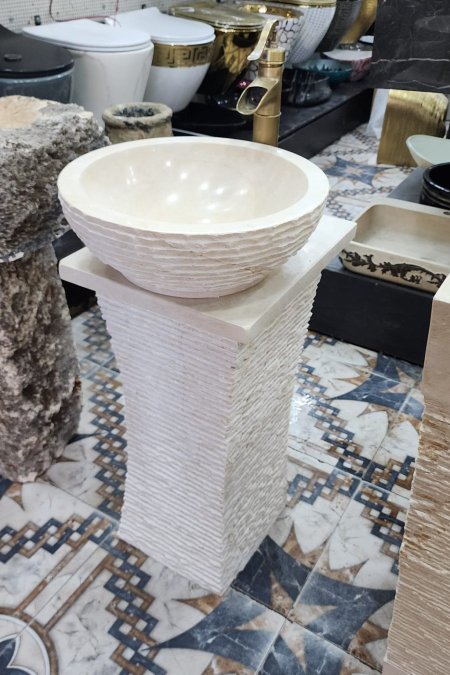 مغسلة "المنحوتة" الحجرية القائمة - أناقة فنية وبساطة طبيعية