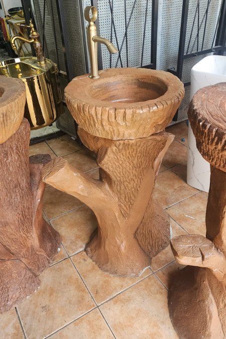 مغسلة حجر بتصميم جذع الشجرة