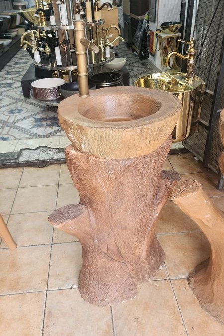 مغسلة حجر على شكل جذع شجرة