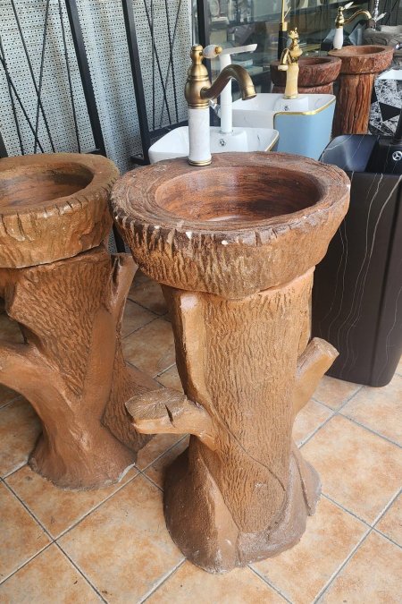 مغسلة حجر على شكل جذع شجرة