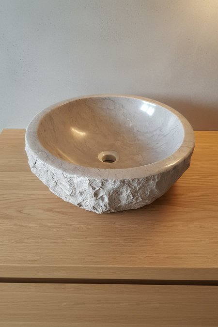 حوض مغسلة حجري طبيعي – تصميم كلاسيكي بلمسة عصرية