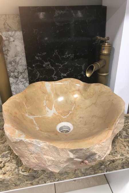 حوض مغسلة حجري فاخر – تصميم طبيعي بلون عسل