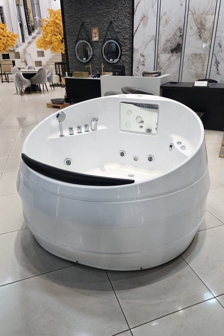 جاكوزي دائري مع شاشة هيدرومساج