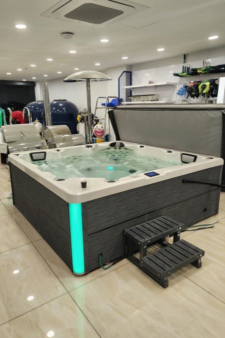 جاكوزي سبا عائلي مربع خارجي