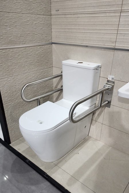 مرحاض ميني بلوك مع مسكات جانبية لذوي الاحتياجات الخاصة