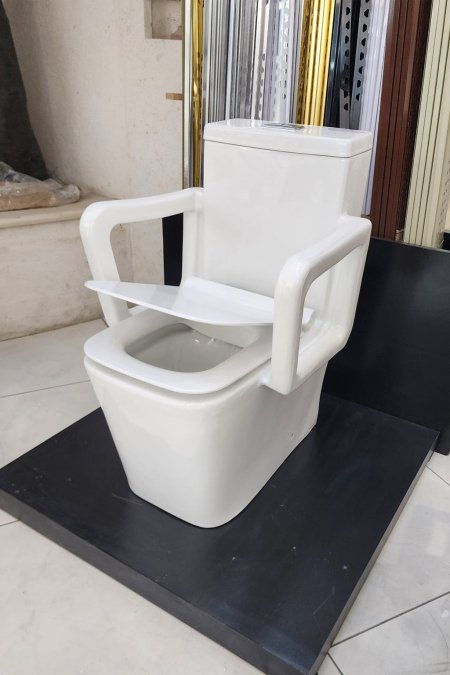 مرحاض ميني بلوك مع كرسي دعم مدمج لذوي الاحتياجات الخاصة