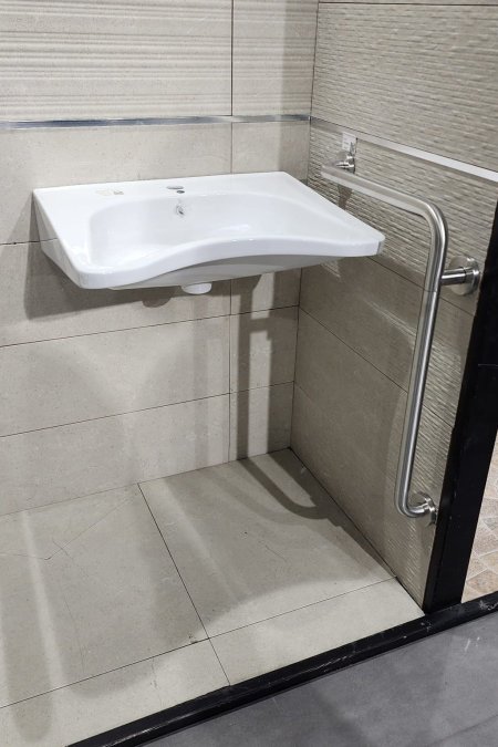 مغسلة حائط مع ماسك جانبي لذوي الاحتياجات الخاصة