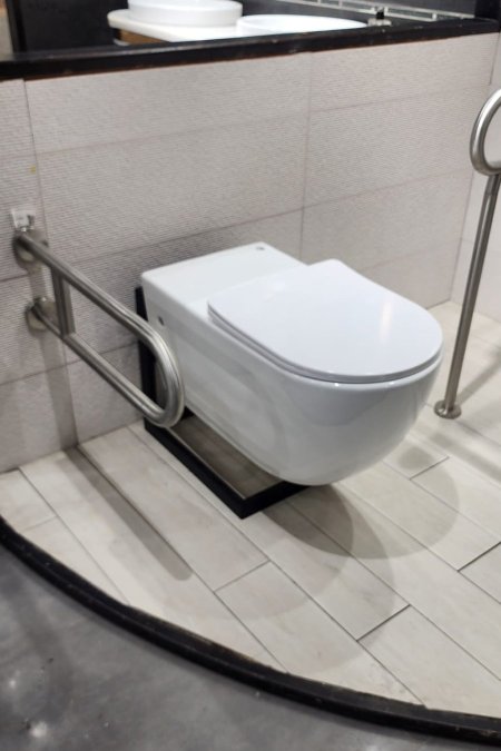 مرحاض جداري لذوي الاحتياجات الخاصة مع مسكة جانبية