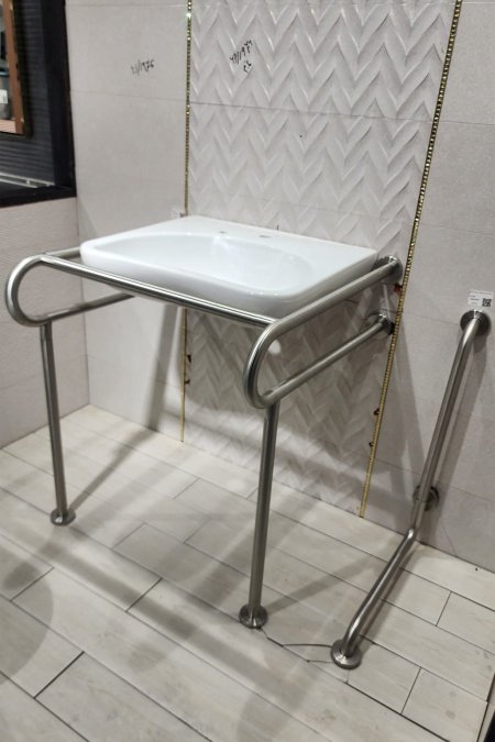 مغسلة ذوي الاحتياجات الخاصة مع هيكل دعم كامل من الستانلس ستيل