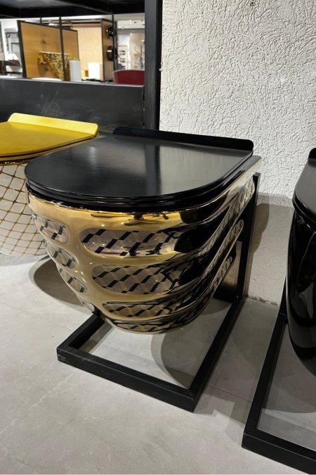 مرحاض تعليق فاخر – تصميم ذهبي أسود