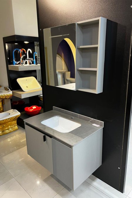 مغسلة رمادية حجرية مع خزانة ومراية تخزين جانبية