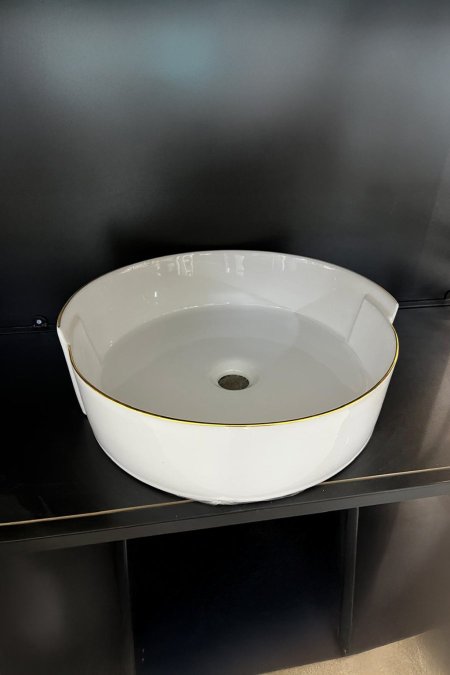 حوض مغسلة دائري أبيض بحافة ذهبية – موديل إيليت