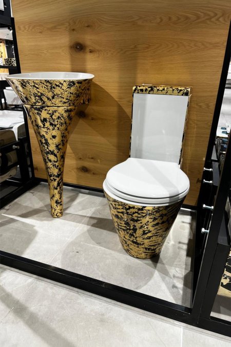 طقم حمّام أسود بلمسات ذهبية متناسقة