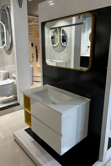 مغسلة بيضاء مودرن بإطلالة صفراء ديكورية