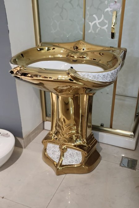 مغسلة ستاند ذهبية مع زخرفة بيضاء