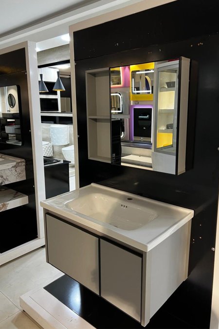 مغسلة بيضاء ورمادية مع مراية خزانة وإطار أسود