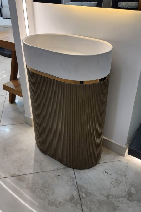 مغسلة ستاند مودرن بلون بيج مع حوض أبيض