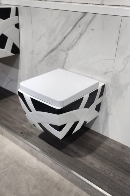 مرحاض تعليق عصري – تصميم أسود وأبيض هندسي