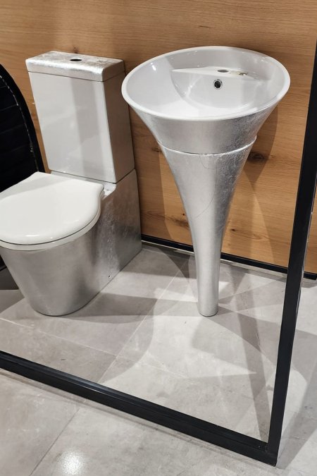 طقم حمّام مودرن فضّي – مغسلة ستاند وتواليت