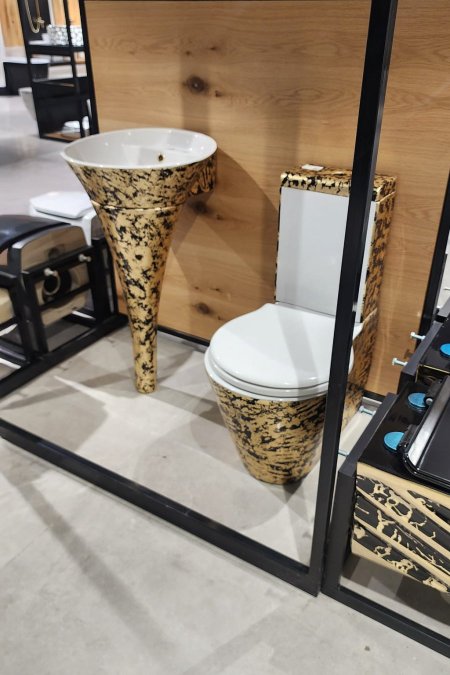 طقم حمّام أسود بلمسات ذهبية – مغسلة ستاند وتواليت