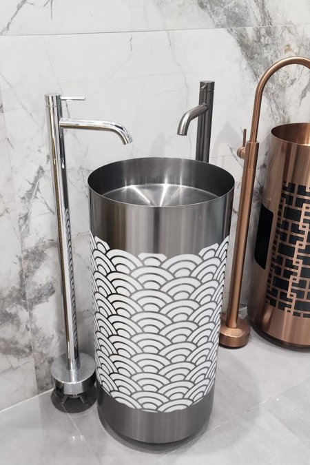 مغسلة ستاند ستانلس بنقش هندسي – موديل فضّي