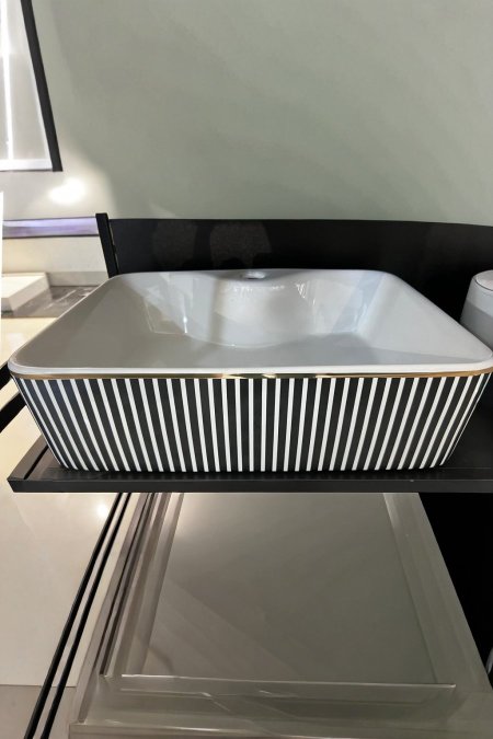 حوض مغسلة مربع مخطط أسود أبيض – موديل سترايب غولد