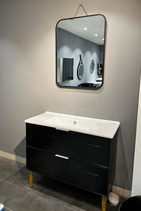 مغسلة سوداء بأرجل خشبية مع حوض سيراميك أبيض