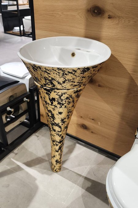 مغسلة ستاند أسود بلمسات ذهبية