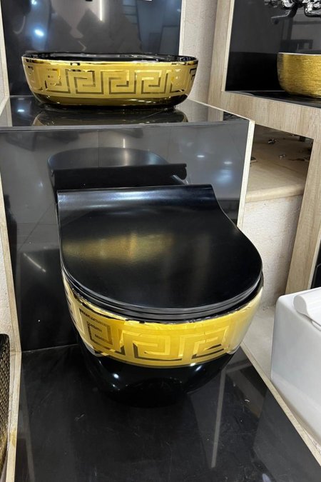 مرحاض تعليق – تصميم أسود ذهبي بنقشة إغريقية