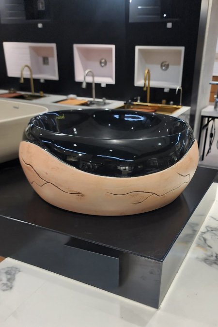 حوض مغسلة دائري أسود مع قاعدة خشبية – موديل تاتش ناتشر