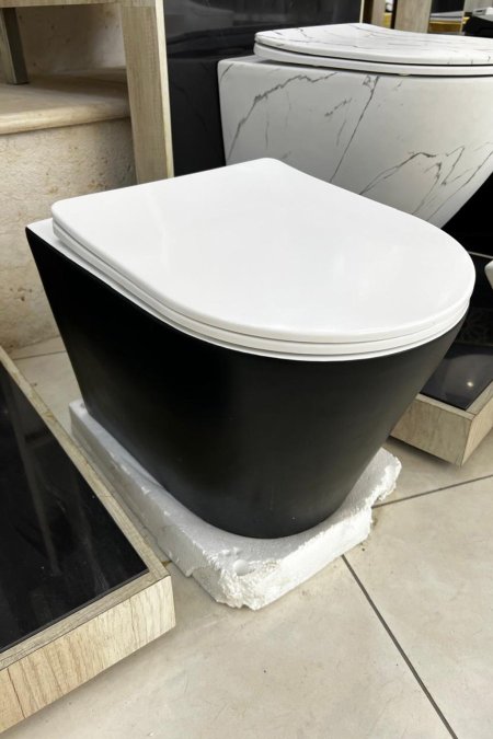 مرحاض تعليق – تصميم أسود مطفي مع غطاء أبيض