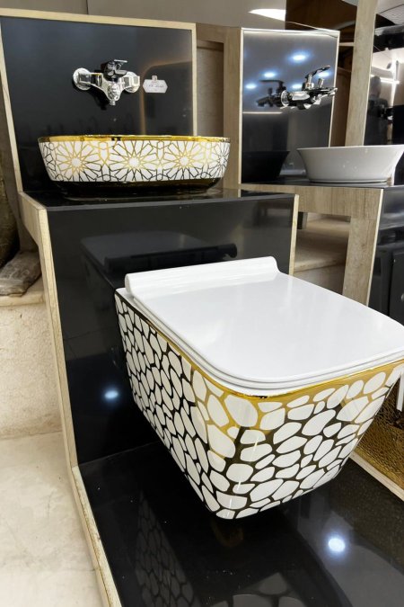 مرحاض تعليق فاخر – تصميم حجري ذهبي