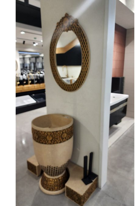 مغسلة تراثية قائمة بنقش ذهبي