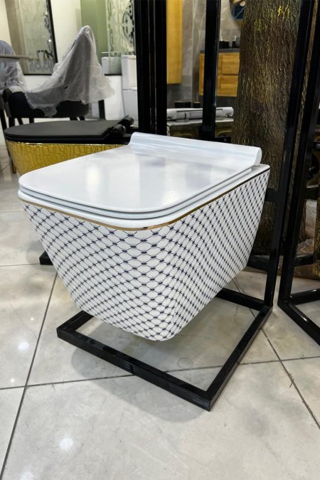 مرحاض تعليق بنقشة هندسية – تصميم أبيض مزخرف بالأسود