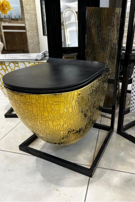 مرحاض تعليق فاخر – ذهبي بنقشة بارزة وغطاء أسود مطفي