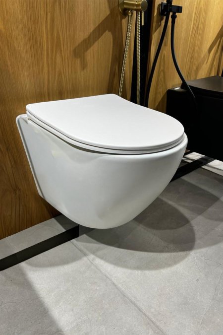 مرحاض تعليق كلاسيكي – أبيض نقي بتصميم انسيابي حديث