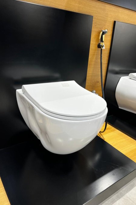 مرحاض مُعلّق بتصميم موجي أبيض – لمسة فنية راقية