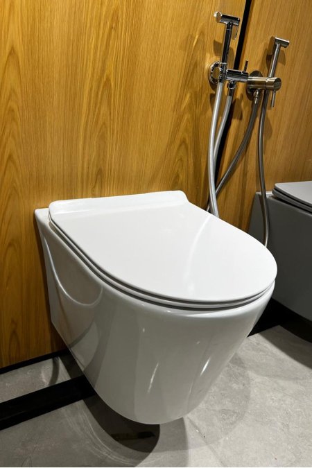 مرحاض مُعلّق باللون الأبيض – تصميم عصري ناعم