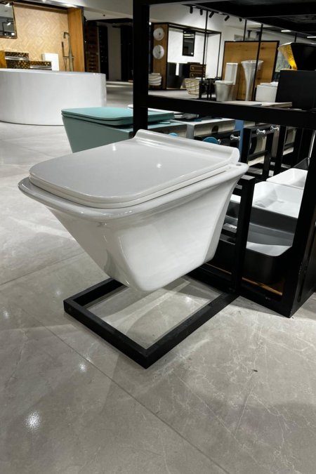 مرحاض مُعلّق مربع الحواف – تصميم عصري راقٍ