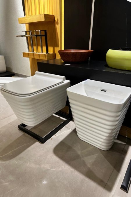 مرحاض مُعلّق بخطوط متدرجة – تصميم مودرن هندسي