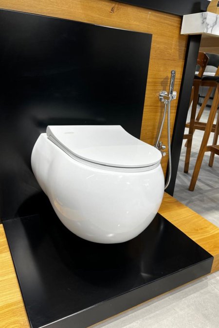 مرحاض مُعلّق بتصميم بيضاوي ناعم – مودرن راقٍ