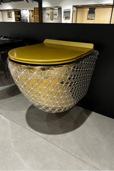 مرحاض مُعلّق ذهبي بنقشة هندسية – فخامة معاصرة