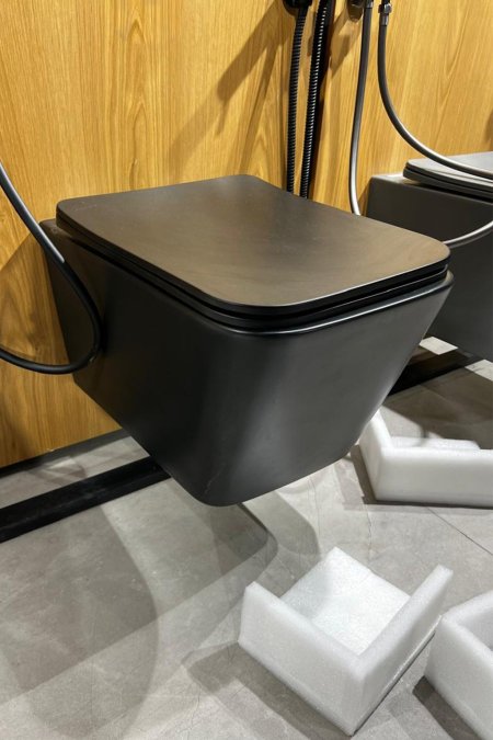 مرحاض مُعلّق أسود مطفي – تصميم مودرن راقٍ