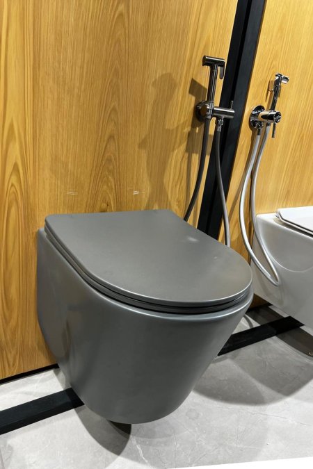مرحاض مُعلّق رمادي مطفي – تصميم هادئ وعصري