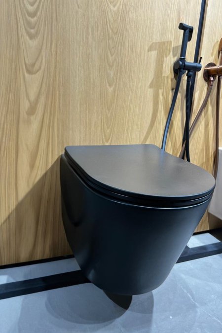 مرحاض مُعلّق أسود مطفي – فخامة بسيطة ومظهر عصري