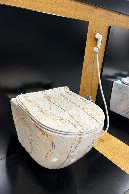 مرحاض مُعلّق بتصميم رخام فاخر – لمسة راقية لحمّامك